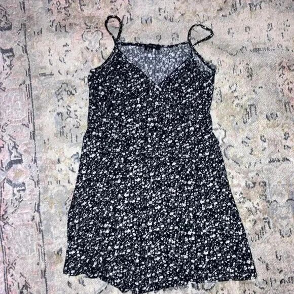 Love tree floral romper, size small - Picture 1 of 4